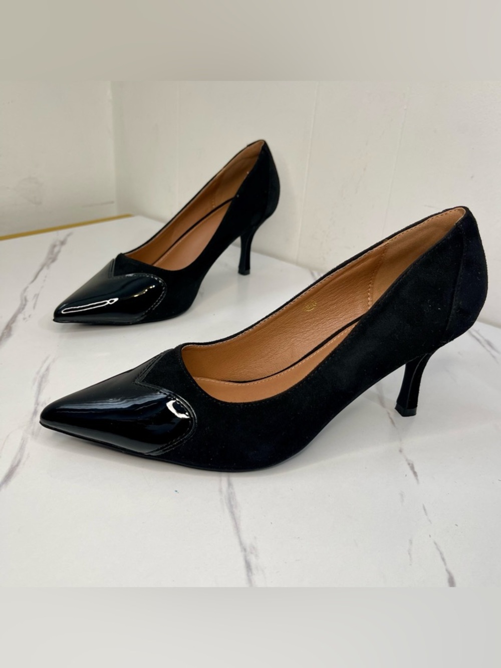 Elegant Black Pointed-Toe Suede & Patent Mid-Heel Pumps Size 8.5M - Picture 2 of 13